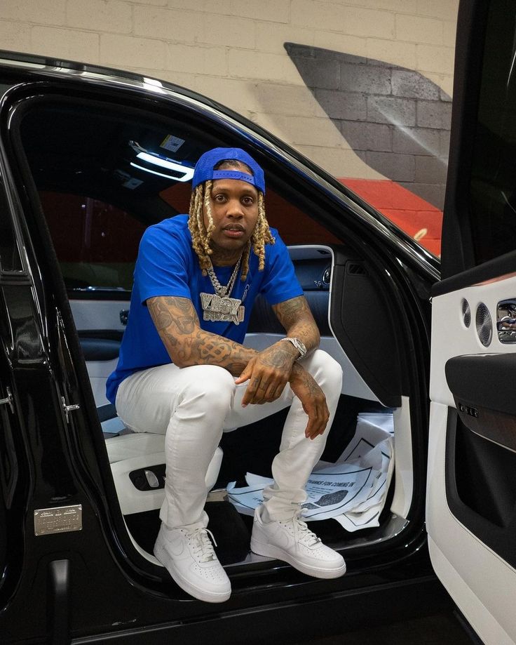 DeBlentleman's tweet photo. Between me and Durk, who rocks the pose? Be honest 😉
#lildurk https://t.co/NRsmVRbZ2u
