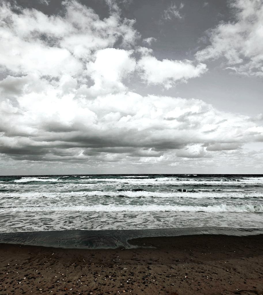konstantin2116's tweet photo. waves &amp; clouds https://t.co/JkbcNslKgS