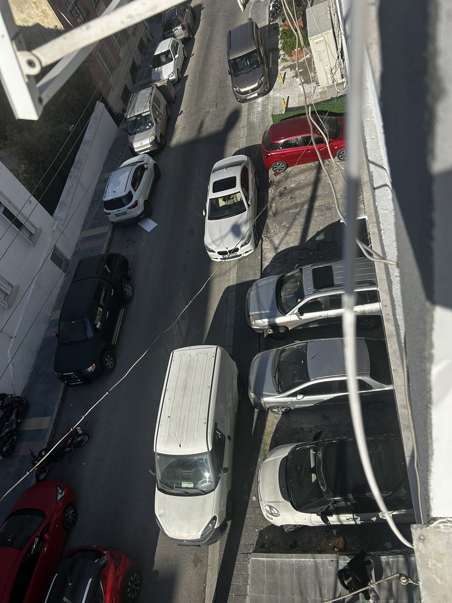 Glsh2003's tweet photo. nereden yürüyeceğiz?Kaldırıma park etmek yasal mı?Trafiği de tehlikeye sokuyorlar, Yaklaşık iki saattir bekliyoruz 112 de arandı ancak halen araçlar alınmadı, kurstan ve yurttan çıkan çocuklar yolda yürümek zorunda kalıyorlar,kaza olsa Allah korusun… @TC_icisleri @izmirvaliligi https://t.co/6XZWczaoqV