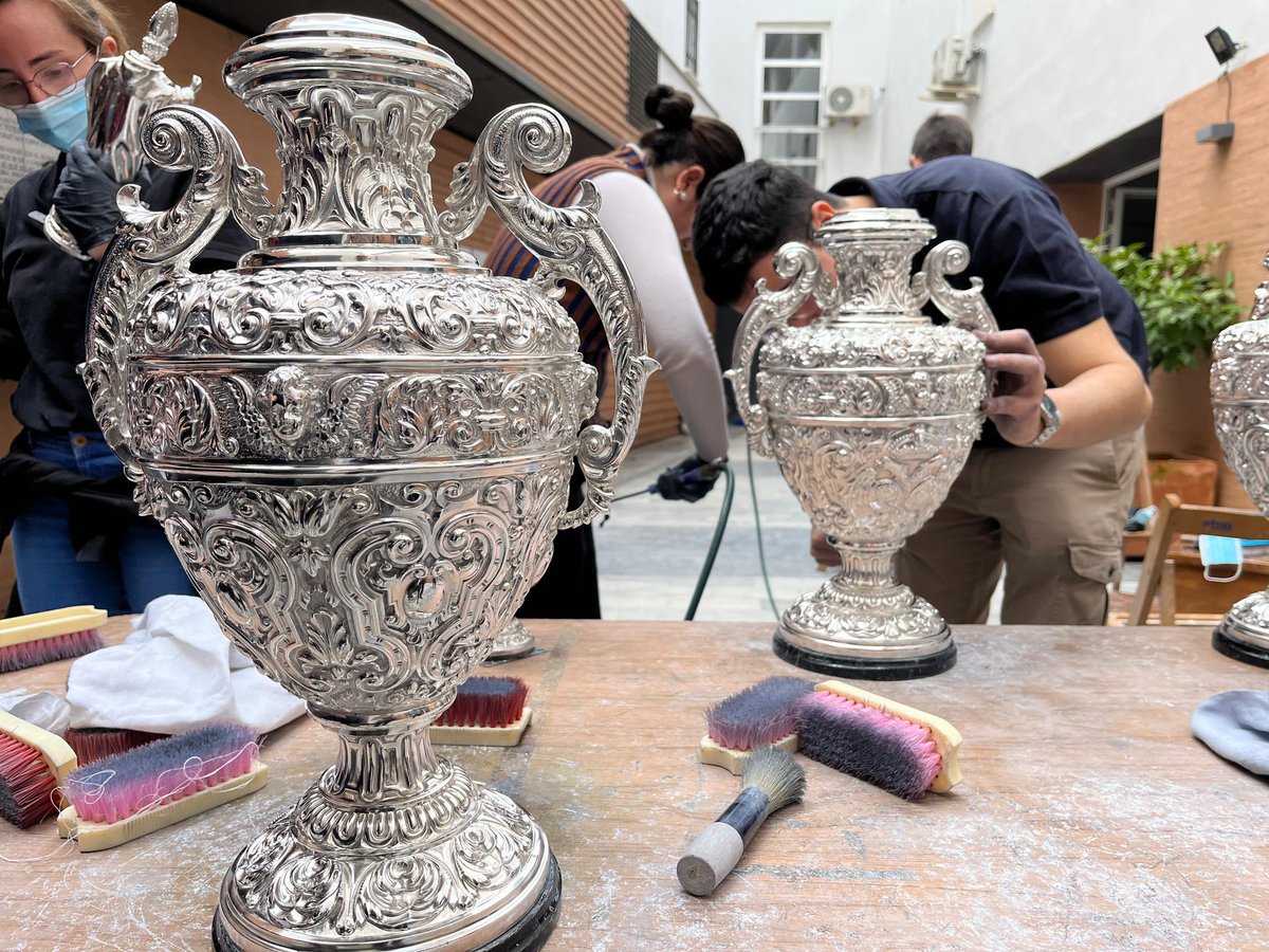 Hoy celebramos una jornada de limpieza de plata y convivencia en la priostía de nuestra Hermandad, contando también con la participación del <a href="/GJCachorro/">Grupo Joven Cachorro</a>, siempre dispuesto a colaborar y aprender en las tareas de la Hermandad.

#CuaresmaEnElCachorro #Cachorro26
