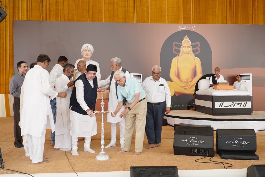 राष्ट्रीय शायर झवेरचंद मेघाणी के पूर्वजों की वतनभूमि बगसरा में हर्षाबा गोहिल परिवार, लाठी (अमेरिका) द्वारा आयोजित सुप्रसिद्ध कथावाचक पूज्य मोरारी बापू के व्यासासन में ‘मानस–मेघाणी’ रामकथा का दीप प्रज्ज्वलन कर शुभारंभ किया।

पूज्य भक्तिराम बापू, राजकोट के सांसद पुरुषोत्तम भाई