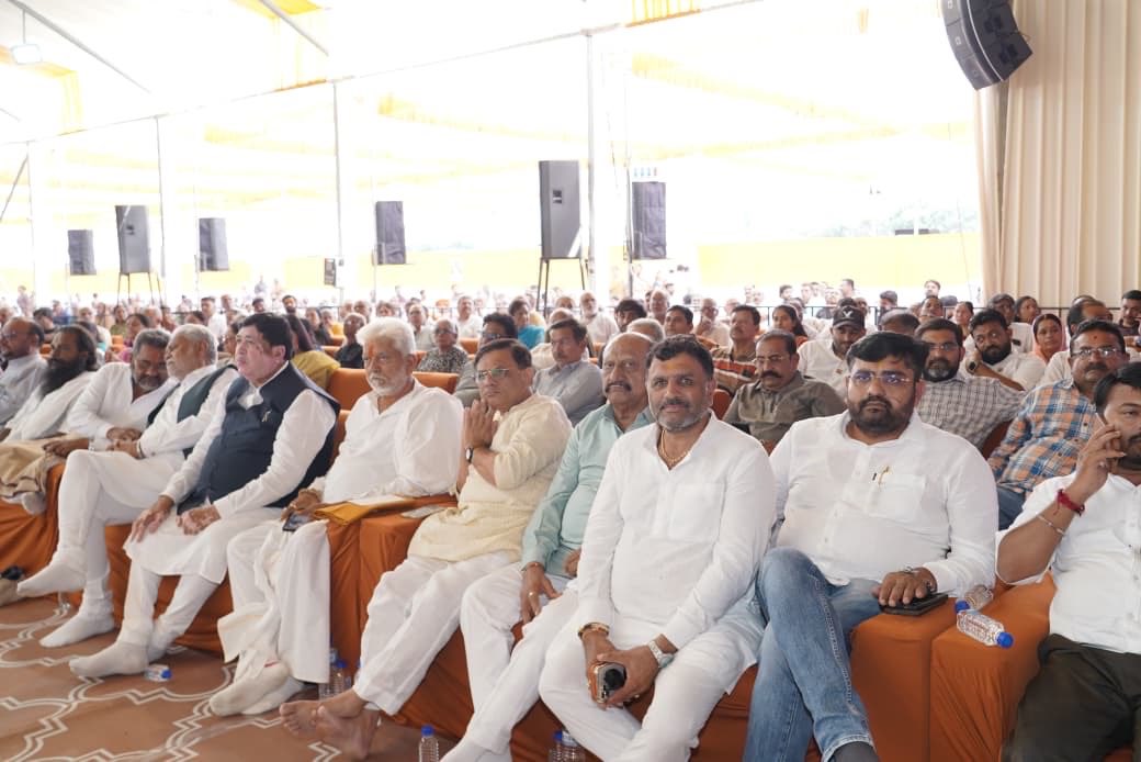 राष्ट्रीय शायर झवेरचंद मेघाणी के पूर्वजों की वतनभूमि बगसरा में हर्षाबा गोहिल परिवार, लाठी (अमेरिका) द्वारा आयोजित सुप्रसिद्ध कथावाचक पूज्य मोरारी बापू के व्यासासन में मेघाणी जी की स्मृति-वंदना को समर्पित ‘मानस–मेघाणी’ रामकथा श्रवण करने का सौभाग्य प्राप्त हुआ

मेघाणी जी की