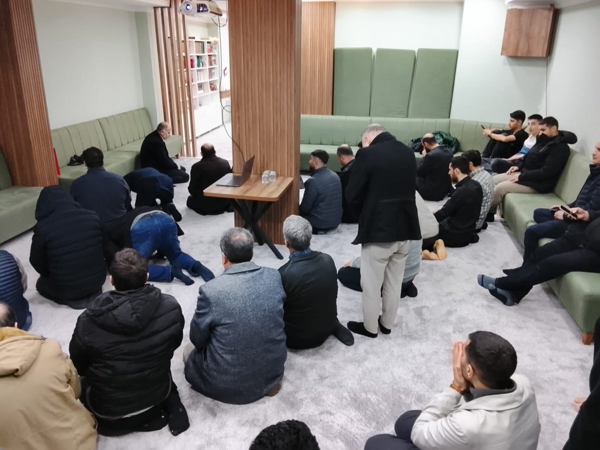 A_kerimOrtac's tweet photo. Ramazan’ın bereketini ve kardeşliğini paylaştığımız iftar programında dava arkadaşlarımızla bir araya geldik. Birlik ve beraberlik içerisinde milletimize hizmet etme kararlılığımızı bir kez daha pekiştirdik. 
Rabbim muhabbetimizi ve dayanışmamızı daim eylesin.”
🤲🤲🤲 https://t.co/3djp8Z6tJ1