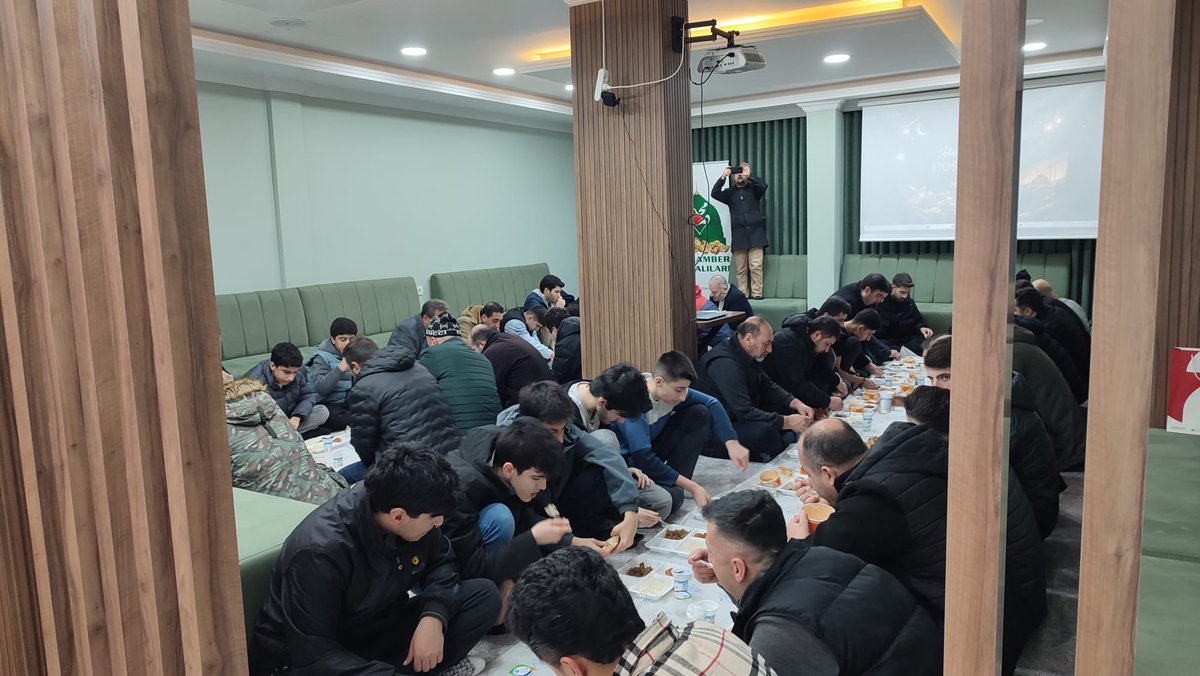 A_kerimOrtac's tweet photo. Ramazan’ın bereketini ve kardeşliğini paylaştığımız iftar programında dava arkadaşlarımızla bir araya geldik. Birlik ve beraberlik içerisinde milletimize hizmet etme kararlılığımızı bir kez daha pekiştirdik. 
Rabbim muhabbetimizi ve dayanışmamızı daim eylesin.”
🤲🤲🤲 https://t.co/3djp8Z6tJ1