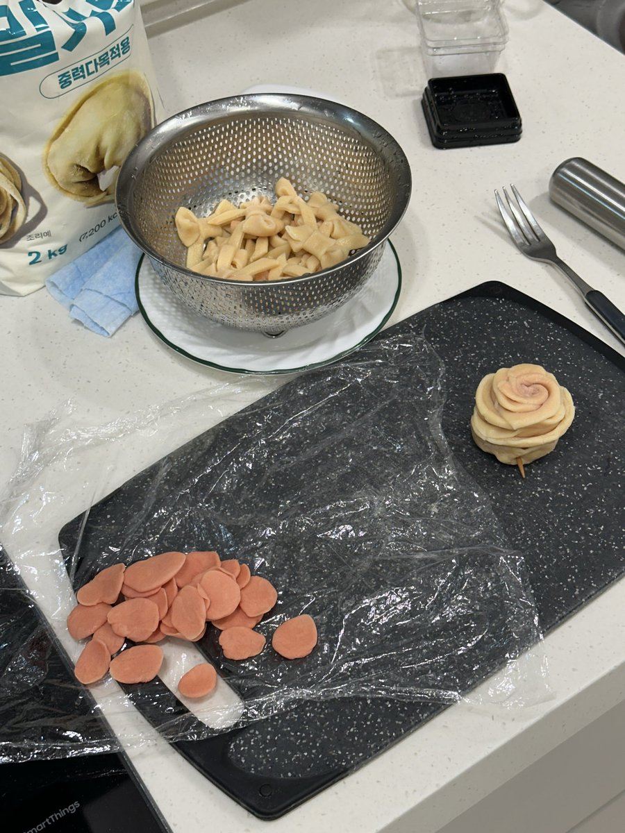 beckyiscooking's tweet photo. 직접 리본이랑 장미, 꽃잎 모양 만들었어요

삶으면서 색이 많이 빠진 게 아쉬웠지만 처음치고 모양은 잘 나온 거 같아서 나름 만족했습니다（＾ω＾）
담엔 색을 더 진하게 낼까봐요.. https://t.co/7jn0NRa3Jy