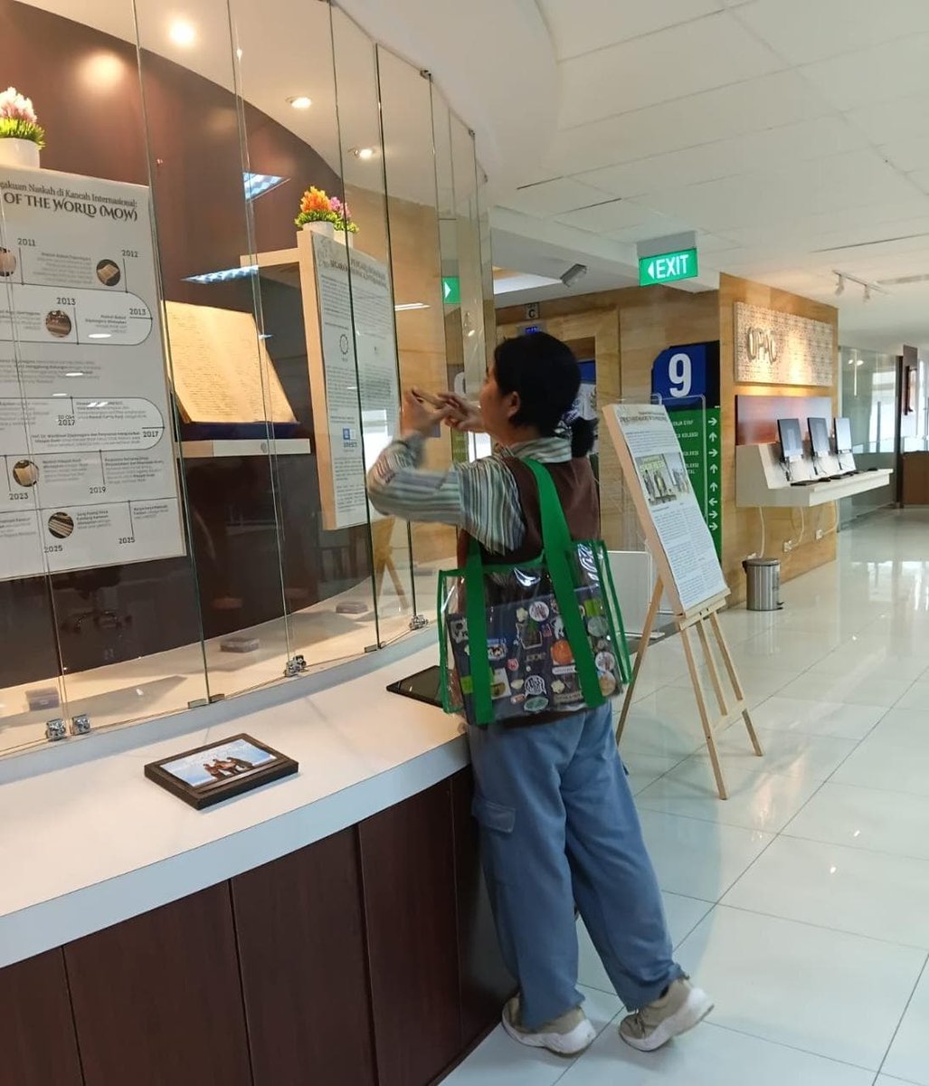 Short life tweet media