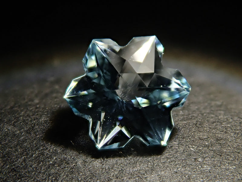 色も形も空から舞い降りてきた雪の結晶そのもの。これなら繊細な姿を