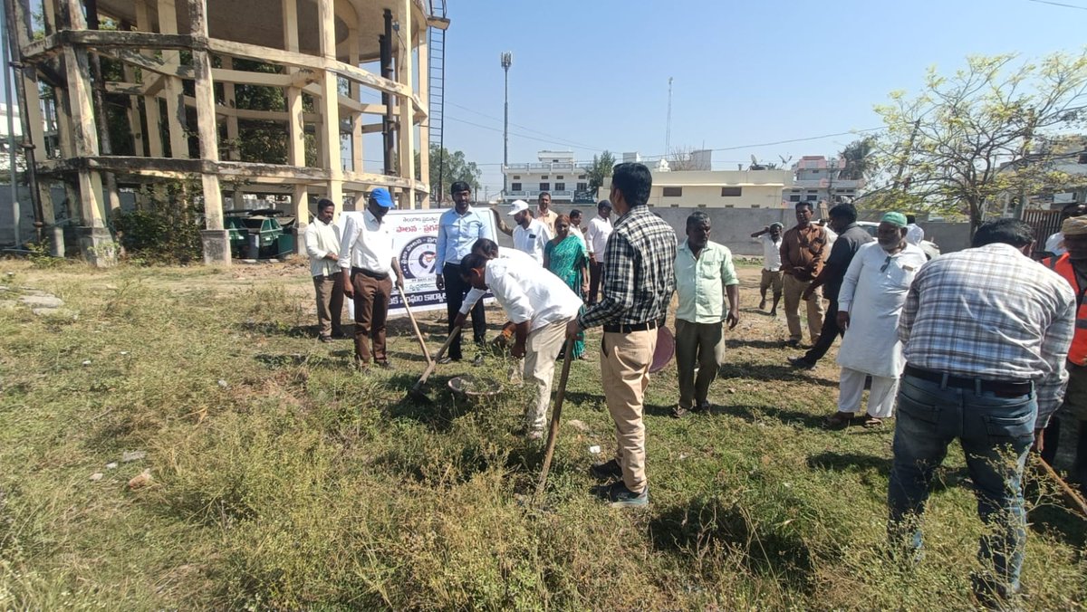 mckodangal's tweet photo. PPP 99 days  Kodangal ULB conducting special sanitation drive at Shanthinagar Participated CP&amp;VCP,ZPCEO, KADA Special Officer, MRO, MPDO, MEO, Councilors and CMNR, Citizens,  in this Program.
@SwachhBharatGov
@SwachhBharat
@MoHUA_India
@tksreedevi
@cdmatelangana
@TelanganaCMO https://t.co/HEEPJxJGGi