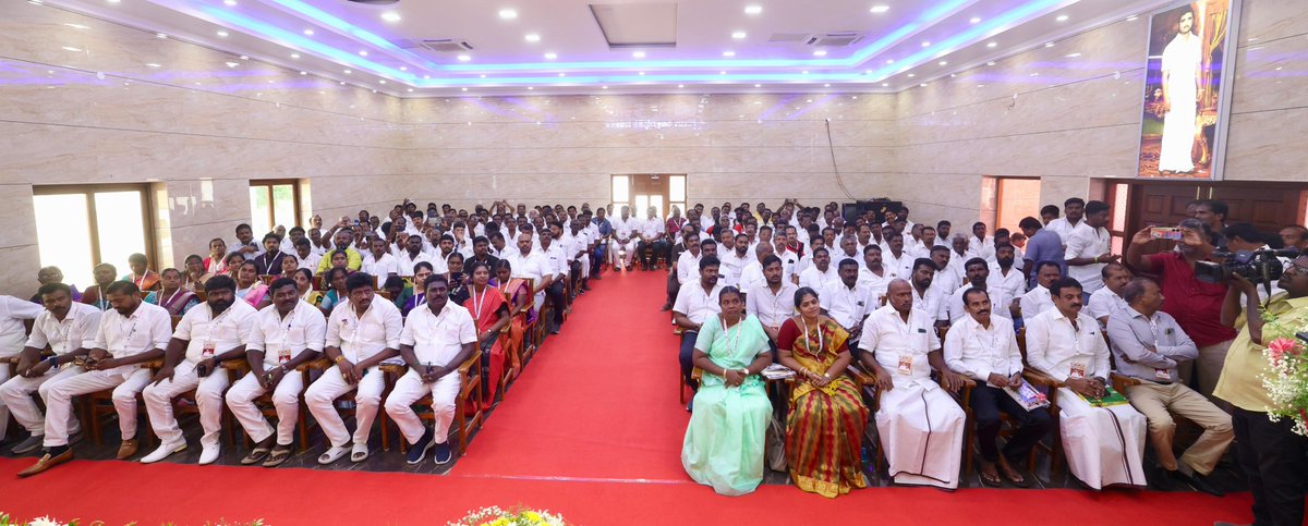 Udhaystalin's tweet photo. சட்டமன்ற தேர்தலை எதிர்நோக்கி உள்ள நாம் கழக தலைவர்- மாண்புமிகு முதலமைச்சர் @mkstalin அவர்கள் வழிக்காட்டுதலின்படி தமிழ்நாடு முழுவதும் கழக சார்பு அணி நிர்வாகிககளைச் சந்தித்து வருகிறோம்.

அந்த வகையில், தூத்துக்குடி தெற்கு மாவட்ட கழக சார்பு அணி நிர்வாகிகளை இன்றைய தினம் சந்தித்து அவர்களுடன் கலந்துரையாடினோம்.

சார்பு அணி நிர்வாகிகள், கடந்த தேர்தல்களில் துடிப்புடன் பணியாற்றி கழக அணியை வெற்றி பெற செய்தது போல், வரும் தேர்தலிலும் களப்பணியாற்றி தமிழ்நாட்டை வட்டமடிக்கும் பாசிச அணியை வீழ்த்தி  வரலாறு படைப்போம் என கேட்டுக்கொண்டோம்.

தலைவர் தொடரட்டும், தமிழ்நாடு வெல்லட்டும்.

@geethajeevandmk @ARROffice @Joel_Dmk 
@Inba_AN_Ragu #DMK4TN