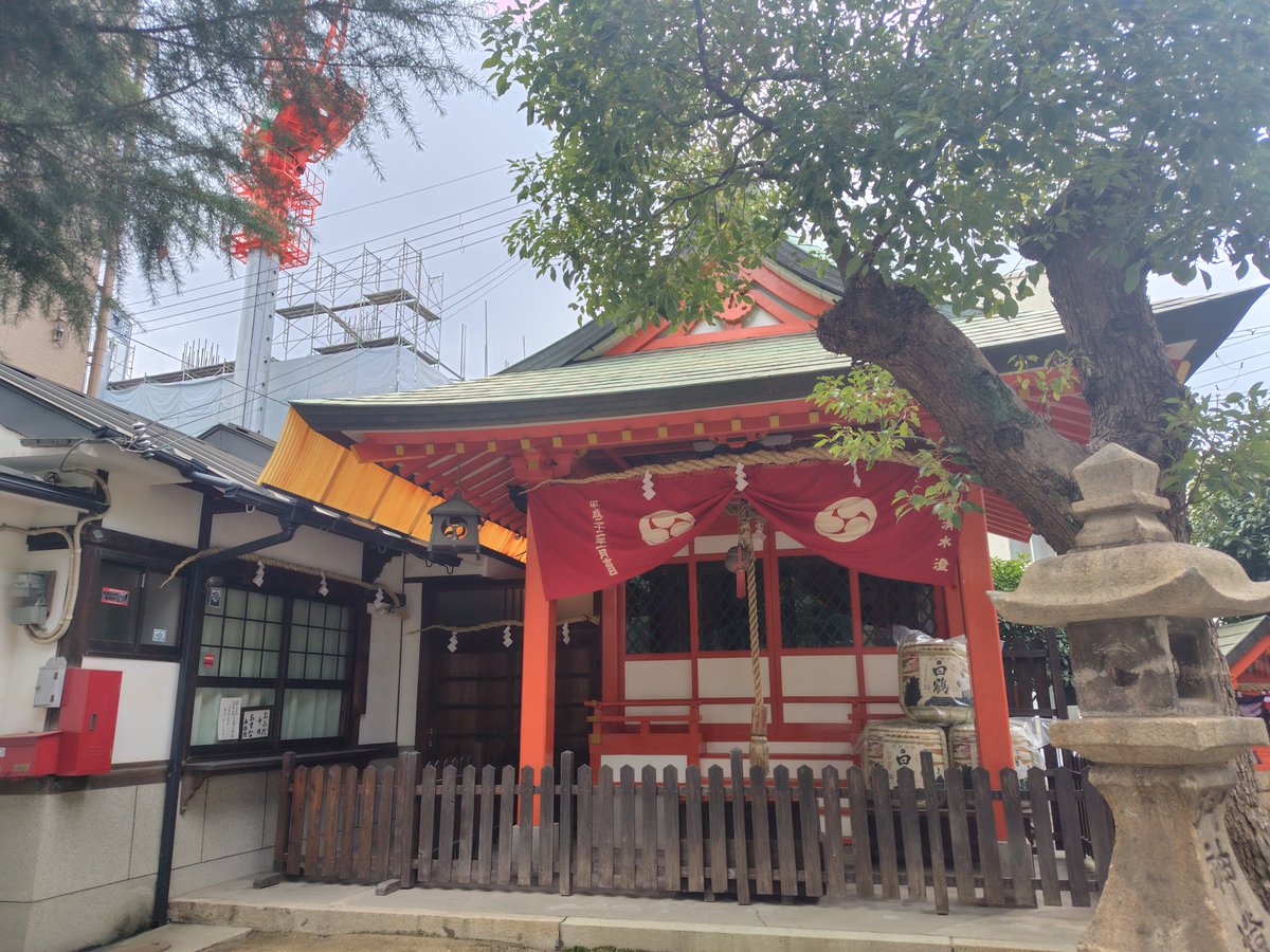 qcl3s's tweet photo. 神戸駅の猿田彦神社。
どうやらこの辺りは、遊郭などがあって賑わっていたようです。
神戸の港として歴史を知る上で大切な場所だと思います。
#神社巡り https://t.co/ydCMtukjex