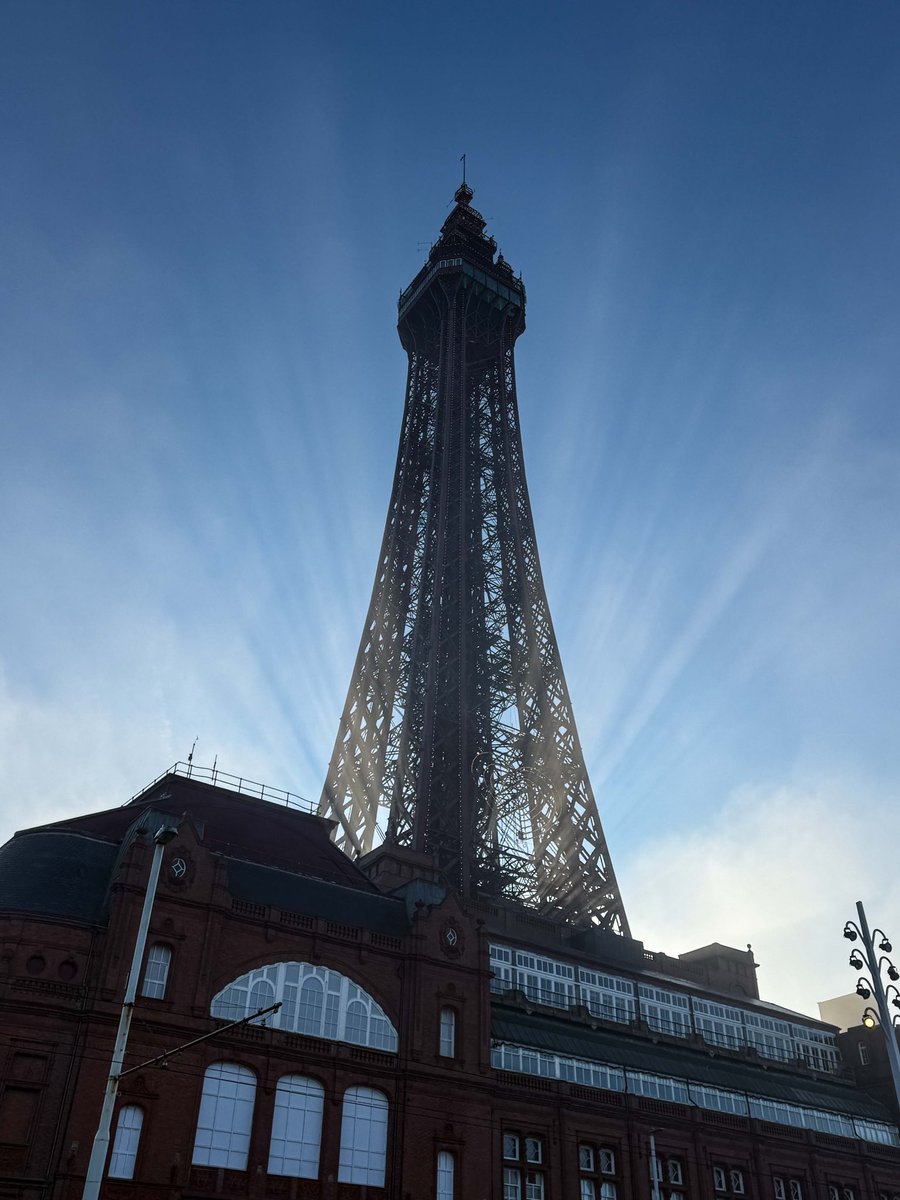Stephencheatley's tweet image. The fog in Blackpool this morning made for quite amazing sun rays through the Tower #fog