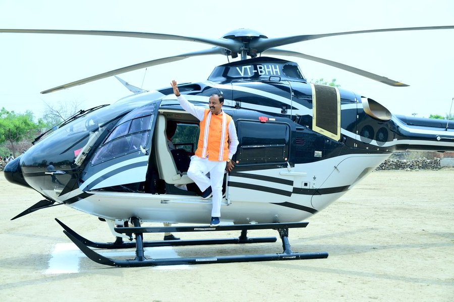 उत्तर प्रदेश के डिप्टी सीएम केशव प्रसाद मौर्य के विमान की इमरजेंसी लैंडिंग, चॉपर में भरा धुआं

कौशांबी के लिए उड़ान भरने के करीब 15 मिनट बाद लखनऊ एयरपोर्ट पर कराई गयी लैंडिंग

#lucknow #emergencylanding #keshavprasadmaurya #upnews