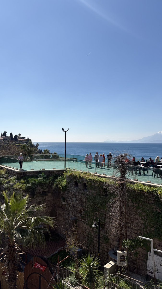 Queridos amigos españoles: los invitamos oficialmente a Antalya, una de las ciudades más bonitas de Turquía. El sol y el mar corren por nuestra cuenta… pero las tapas corren por la suya 😄 ¡Viva la amistad turco-española! 🇹🇷 🇪🇸