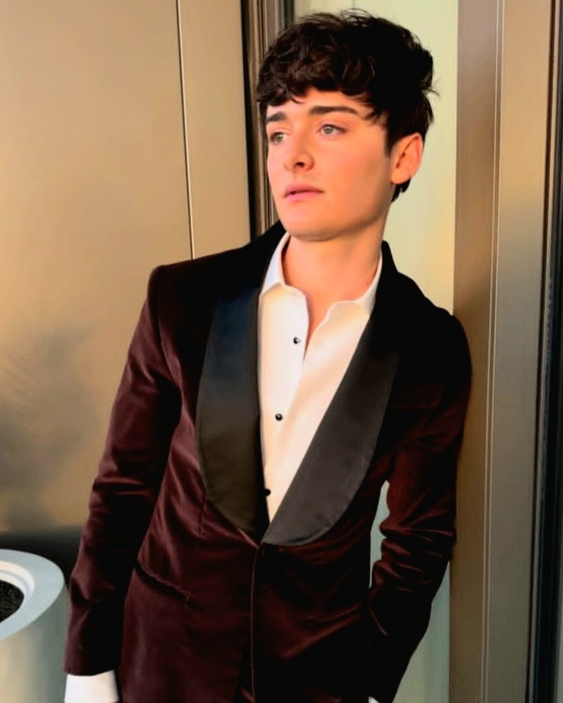 he be flexing that golden hour facecard hard