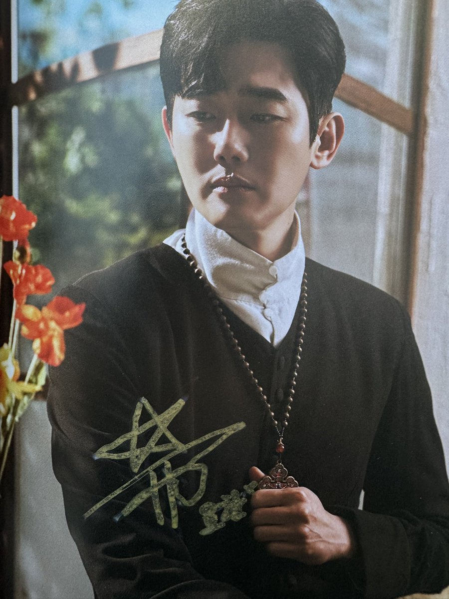 방금 사인플북을 수령했는데.. 맆 문구 다 다르게했나바 “보고싶어” 보자마자 기절할뻔
심지어 씅나르는 냅다 진짜 요한이 됨