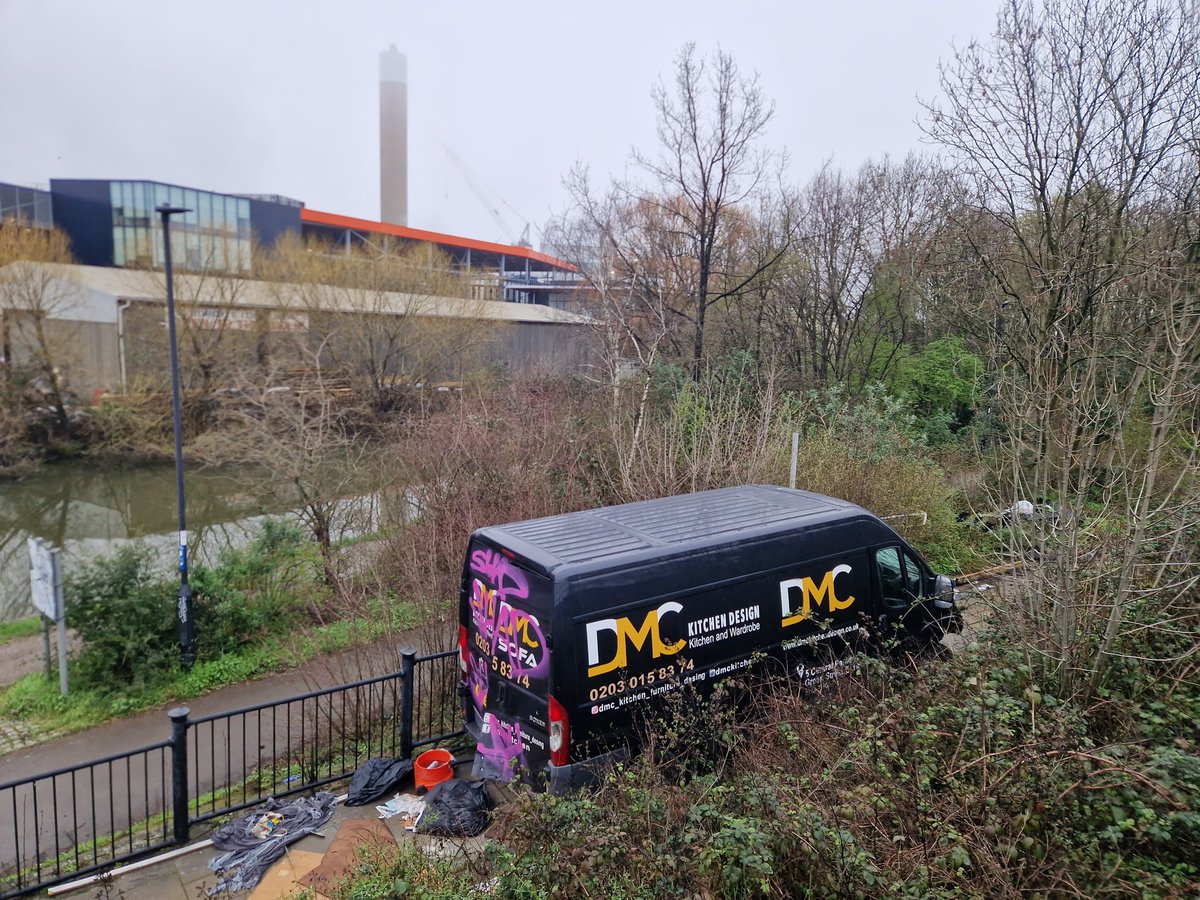 artkidtroy's tweet photo. @CanalRiverTrust @EnfieldCouncil Came across this abandoned van along the #LeaNavigation by the #NorthCircular, not too sure who's responsibility is to clear it though as it's blocking the path onto the navigation. https://t.co/algykoQzfT