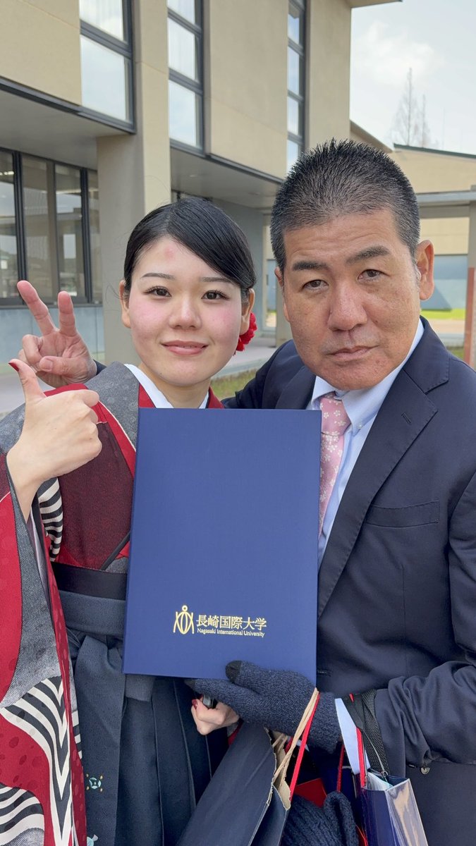 Chunjyunchu's tweet photo. 今日は、愛娘木夏の大学卒業式でした🎓

親元を離れ、県外（長崎県）で４年間、大変よく頑張りました👏✨✨

お世話になったゼミの先生＆仲良くしてくれたお友達にもちょっとした🎁を🤲

また、学校🏫まで徒歩３０分ぐらいの学生寮🏢でしたが、寮母さんにも大変お世話になり、ありがとうございました🙇‍♂️ https://t.co/QxVPOS104x