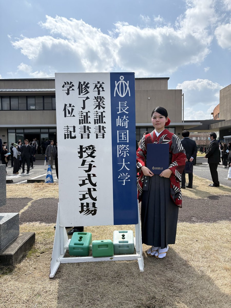 Chunjyunchu's tweet photo. 今日は、愛娘木夏の大学卒業式でした🎓

親元を離れ、県外（長崎県）で４年間、大変よく頑張りました👏✨✨

お世話になったゼミの先生＆仲良くしてくれたお友達にもちょっとした🎁を🤲

また、学校🏫まで徒歩３０分ぐらいの学生寮🏢でしたが、寮母さんにも大変お世話になり、ありがとうございました🙇‍♂️ https://t.co/QxVPOS104x