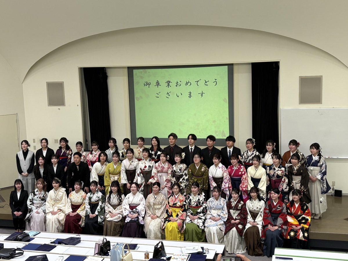 Chunjyunchu's tweet photo. 今日は、愛娘木夏の大学卒業式でした🎓

親元を離れ、県外（長崎県）で４年間、大変よく頑張りました👏✨✨

お世話になったゼミの先生＆仲良くしてくれたお友達にもちょっとした🎁を🤲

また、学校🏫まで徒歩３０分ぐらいの学生寮🏢でしたが、寮母さんにも大変お世話になり、ありがとうございました🙇‍♂️ https://t.co/QxVPOS104x