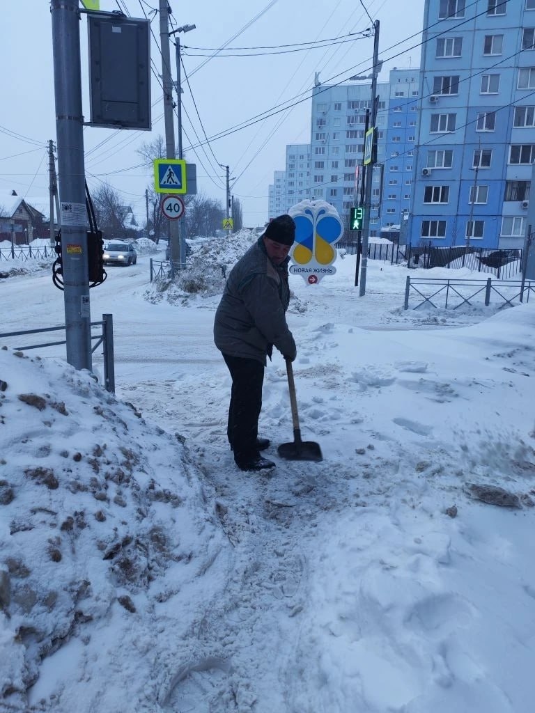 simizvest's tweet photo. 😳 СУДЯ ПО ОТЧЁТАМ АДМИНИСТРАЦИИ УЛЬЯНОВСКА, ДОРОЖКИ В ЗАСВИЯЖЬЕ ОЧИЩАЕТ ОДИН МУЖИК. https://t.co/dBKFxAh9UT