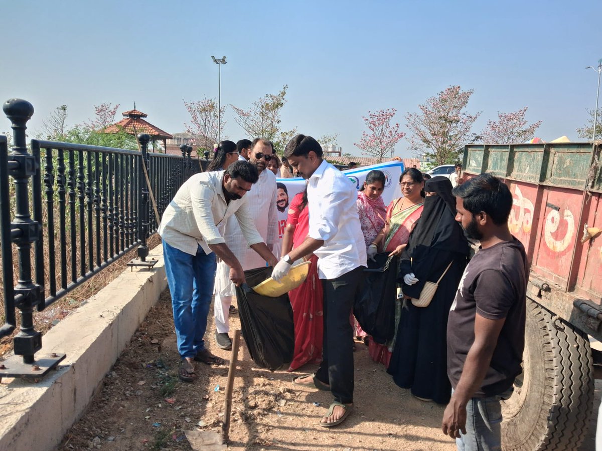 MC_Mahabubnagar's tweet photo. As part of the 99-Day #PrajapalanaPragatiPranalika (Public Governance – Progress Plan), a Cleaning Drive 🧹🏃‍♂️was organized at Mini Tank Bund, #Mahabubnagar to promote cleanliness, #environmental awareness & active citizen participation in maintaining public spaces🌿♻️

The program was graced by Hon’ble Mayor Smt. G. Mamatha Garu, Hon’ble Deputy Mayor Sri M. Surender Reddy Garu &  @MC_Mahabubnagar along with Ward Corporators, who encouraged volunteers & appreciated their commitment towards a cleaner city. 👏

The event witnessed enthusiastic participation from over 220+ volunteers 🙌including representatives from NGOs, Resident Associations (RP), NCC & NSS, who actively took part in the #PlogRun and cleaning activities. Through their collective efforts approximately 130 kg of #DryWaste🗑️was collected from the surroundings, highlighting the importance of community-driven initiatives for a cleaner, greener & more sustainable urban #environment 🌳✨

#PrajapalanaPragatiPranalika #99DaysActionPlan #swachhsurvekshan2025 #TelanganaRising2047 #PublicGovernance #TelanganaDevelopment #PeopleFirstGovernance
@RoopaMishra77 @SwachhBharatGov @SwachhBharat @MoHUA_India @palamuru
@tksreedevi @cdmatelangana @tgmepma @Collector_MBNR @ACLB_MBNR @SBMU_Telangana
@ecowarriorind