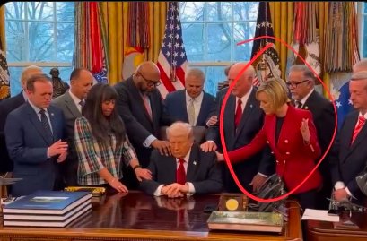 dd_grubu's tweet photo. “Trump’a hayır demek, Tanrı’ya hayır demektir.”
Trump’ın kişisel ruhani danışmanı olan evangelist Paula White, dün Beyaz Saray’da onunla birlikte dua ederken söyledi bunu...

Fanatik dinci olmakla suçladıkları İran bunların yanında bayağı bir laik sayılır! https://t.co/MnlHNiVMs3