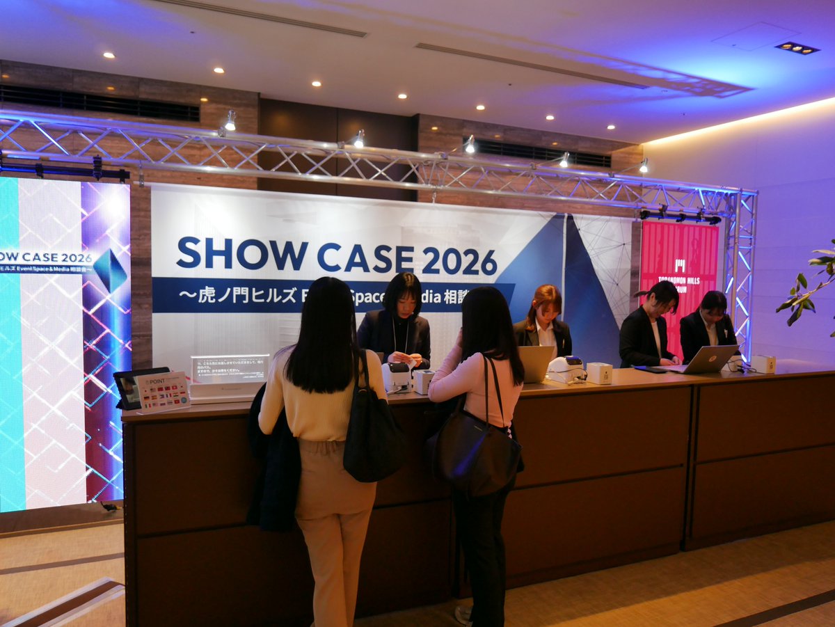hotscape_event's tweet photo. 【「SHOWCASE 2026」開催報告②】
📷ご来場ありがとうございました📷
3月2日（月）、虎ノ門ヒルズフォーラムにて開催された内覧会「SHOWCASE 2026」が、盛況のうちに終了いたしました！

最新鋭の機材をご提供いただいた皆様に、厚く御礼申し上げます。ㅤ
華やかな演出の数々ですが、それらを物理的に支えるトラスの設営をはじめ、パートナー各社のノウハウと専門性が詰まった空間づくりがあって初めて、この「SHOWCASE」という空間は成り立っています。
ㅤ
ご来場いただいた皆様、そしてパートナー企業の皆様とのご縁を大切に、これからも驚きと価値のある空間体験を創造してまいります。
今後ともよろしくお願いいたします📷