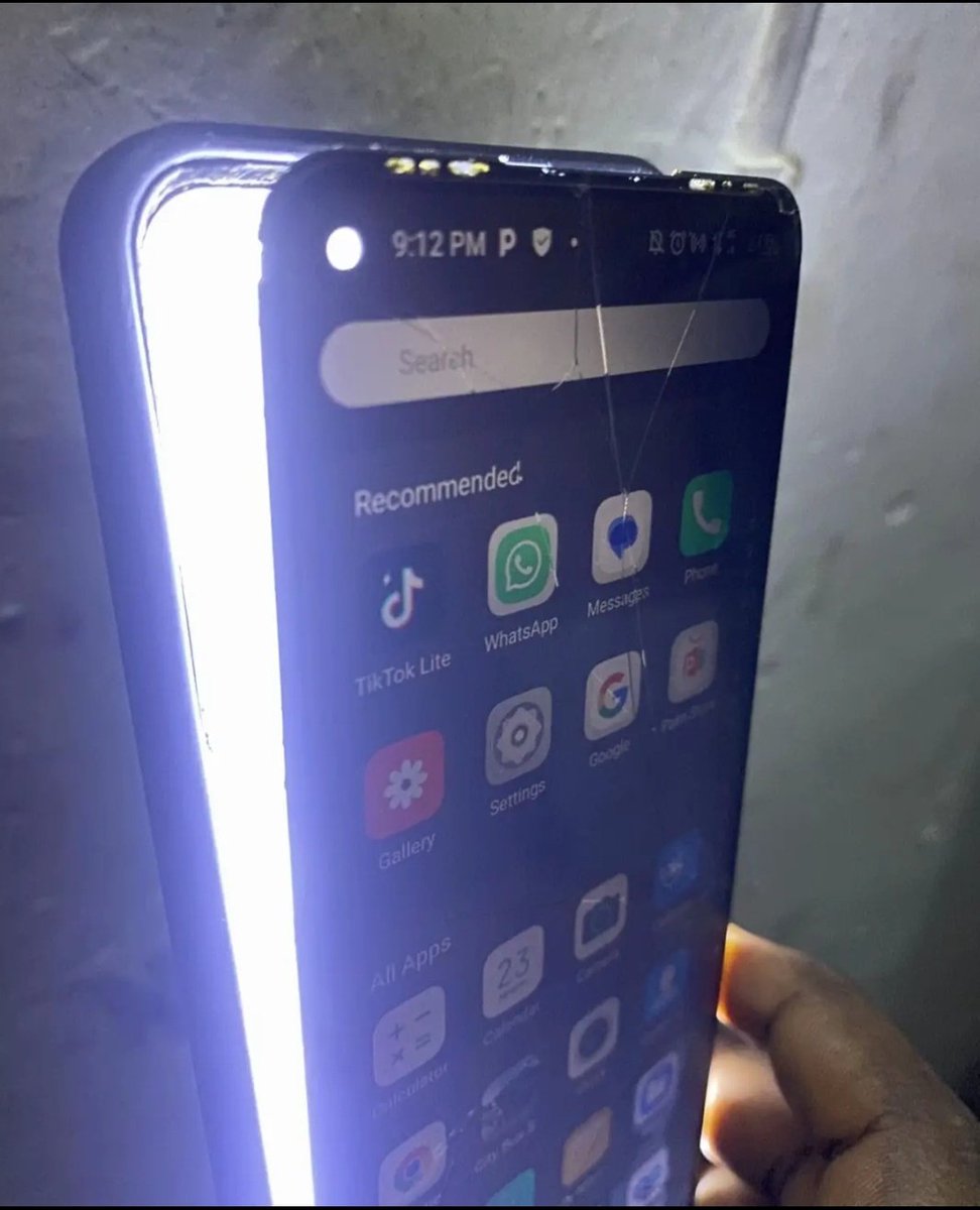 alabota6110's tweet photo. This my phone no go kill me before my time 😭😭💔 https://t.co/NUYtqeoPOO