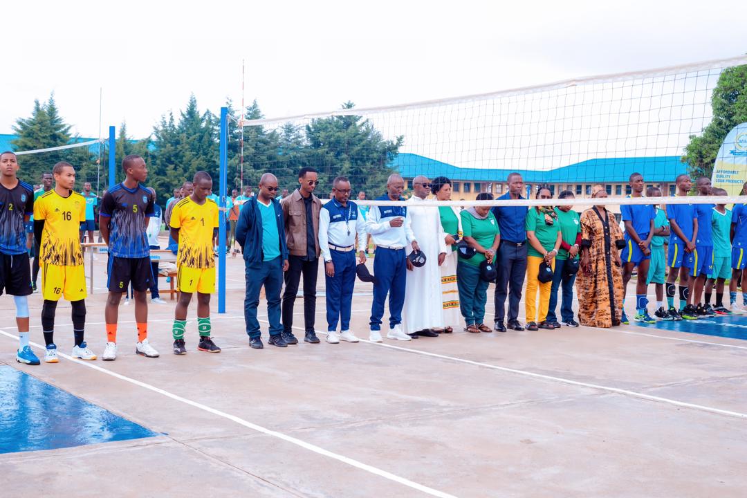 GSOBIndatwa's tweet image. 📷 Mu mafoto 📷
Kuri uyu wa Gatandatu hatangiye irushanwa #Memorial Abbé Kayumba Emmanuel 2026, riri kuba ku nshuro ya 16.
Ni irushanwa ritegurwa buri mwaka mu rwego rwo kuzirikana uruhare rukomeye yagize mu guteza imbere umukino wa volleyball.
#MemorialKayumba2026
1/2