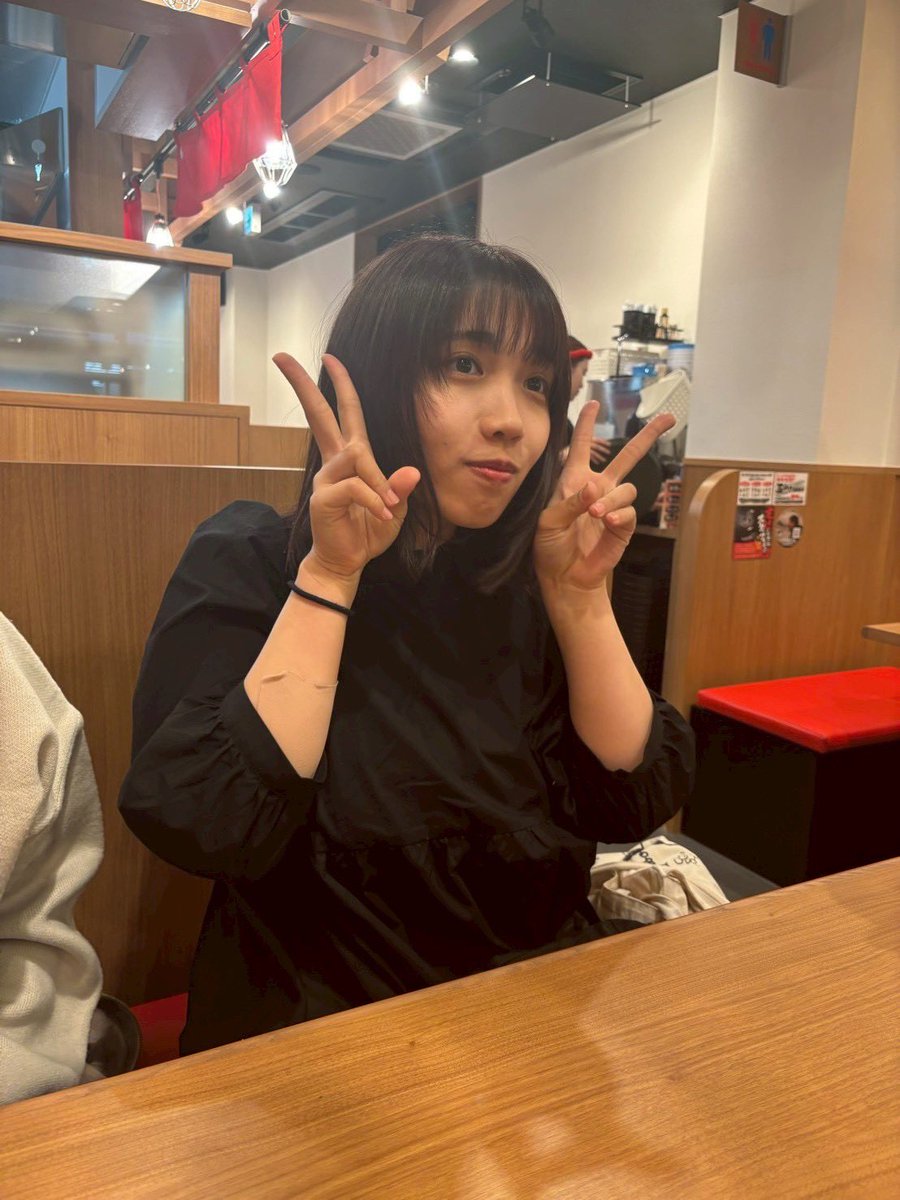TH_shinkan2026's tweet photo. 東北大学学友会弓道部が誇る大物不思議系美少女、大築友(文3 山形県山形東高校出身)。とにかくよく食べ、よく寝る。普段はフワフワとしているが、射位に立つと豹変。その鋭い眼光と矢で的を射抜く。 https://t.co/359cbIZbLL