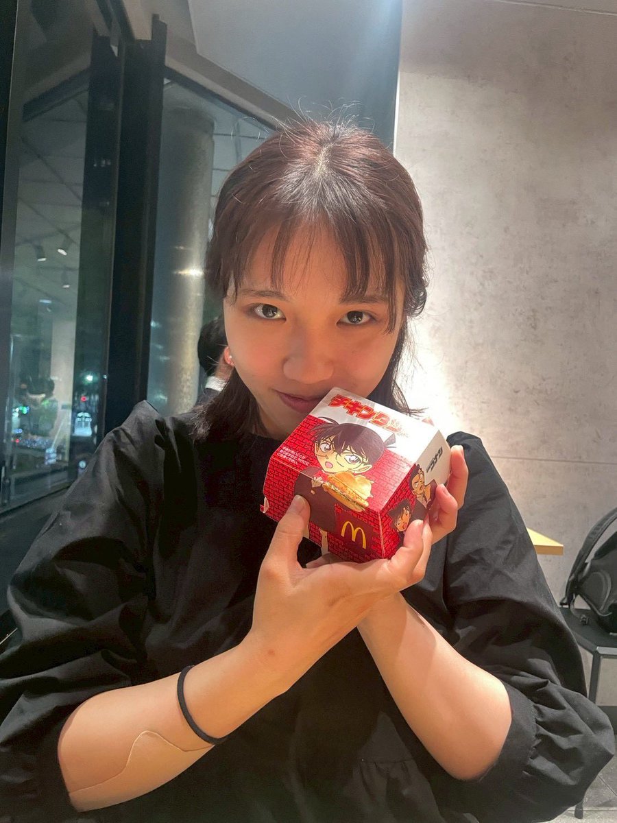 TH_shinkan2026's tweet photo. 東北大学学友会弓道部が誇る大物不思議系美少女、大築友(文3 山形県山形東高校出身)。とにかくよく食べ、よく寝る。普段はフワフワとしているが、射位に立つと豹変。その鋭い眼光と矢で的を射抜く。 https://t.co/359cbIZbLL