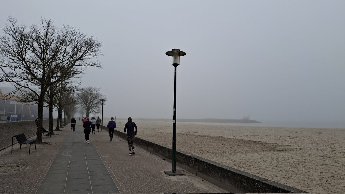 Vanochtend tijdens het sporten was het wat mistig en bewolkt op het Lemster strand. Temperatuur: 6 graden. #Lemmer #mist #lente
<a href="/weermanrobert/">➡️ Robert de Vries</a> <a href="/weerverteller/">Weerverteller.nl</a> <a href="/BuienRadarNL/">Buienradar</a> <a href="/OmropFryslan/">Omrop Fryslân</a> <a href="/janvissersweer/">JAN VISSER</a>