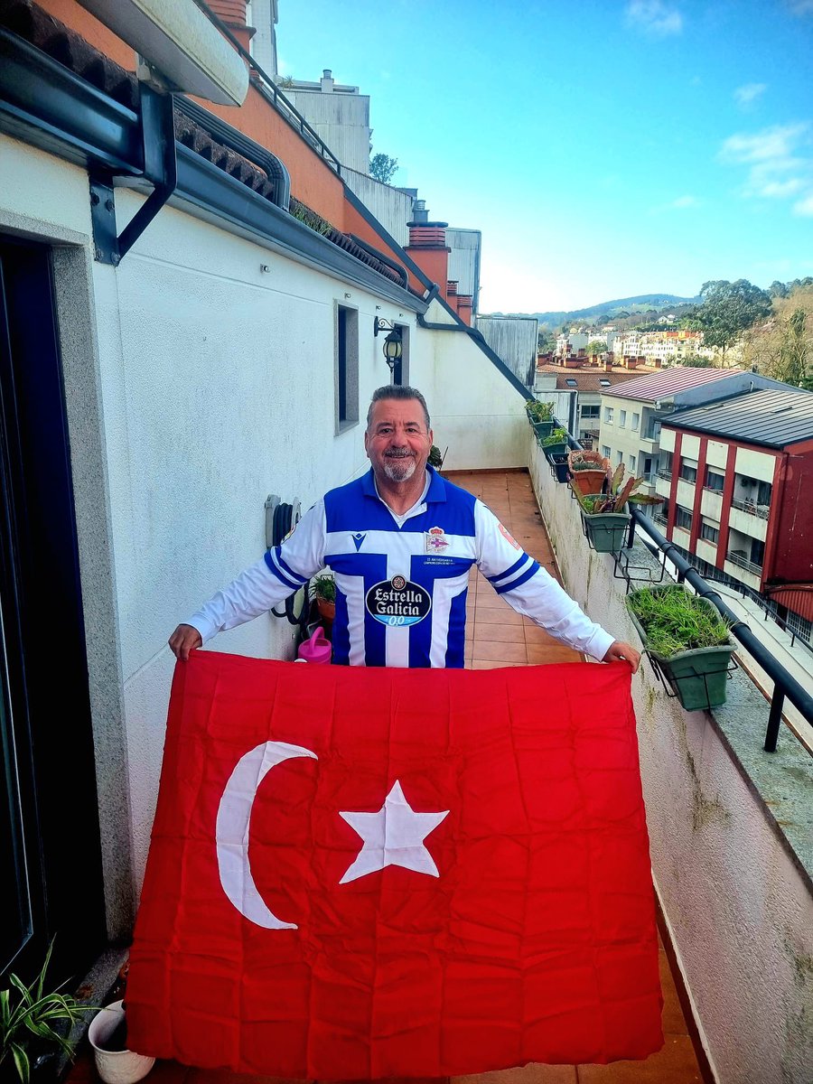 Esta bandera de Turquía la hizo mi ex mujer a mano hace más de cuarenta años para ir a Riazor a ver al @rcdeportivo.   This Turkish flag was handmade by my ex-wife more than forty years ago to go to Riazor.