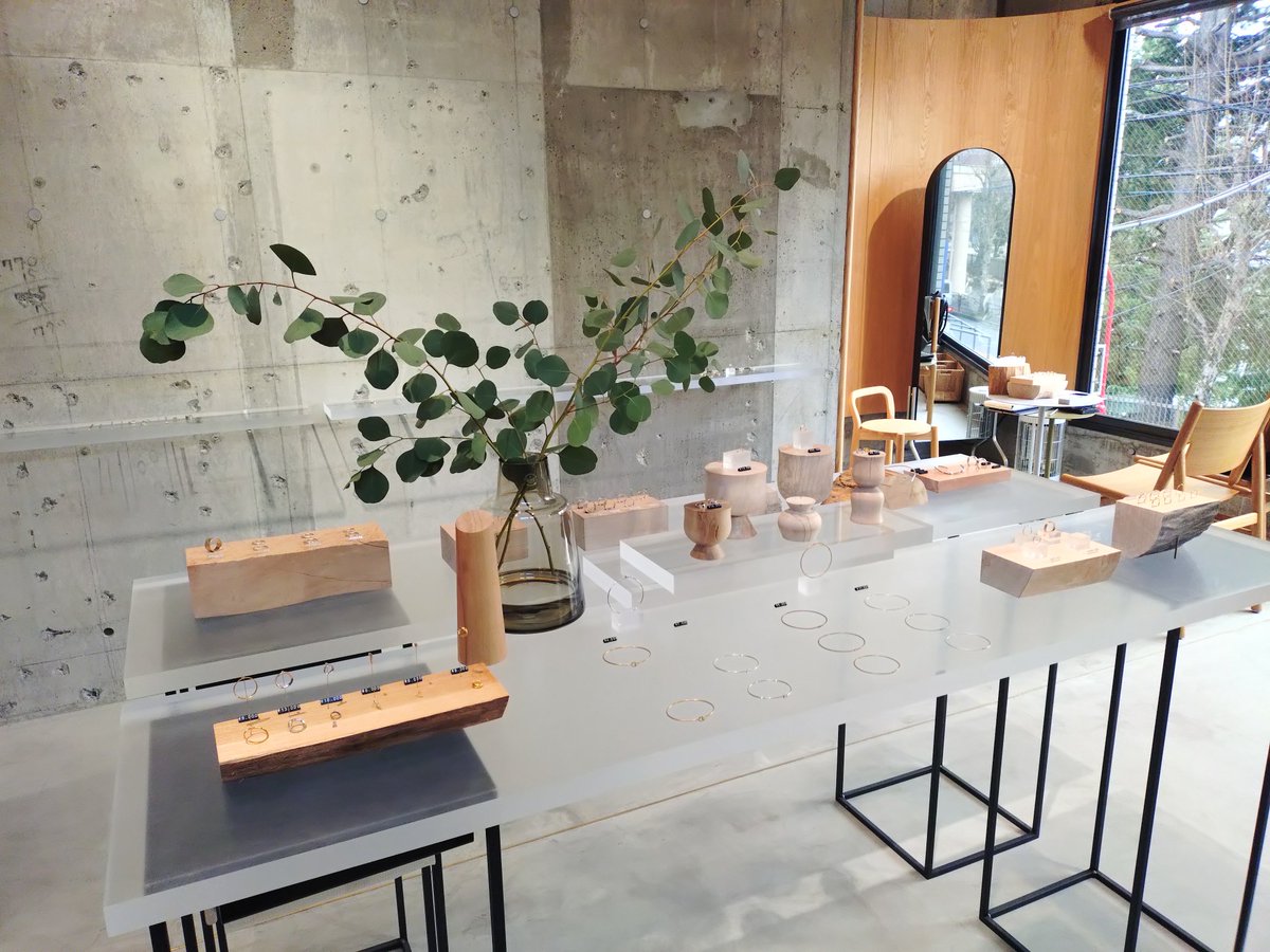 bichanco_'s tweet photo. 前職の同期のいるアトリエが内装設計したアクセサリー店へ。店主から図面打合せのときの不安が、竣工後見事な空間に昇華された話を伺う。搬入経路が限られ、外窓をfix大窓に改修し資材搬入口とした話や、建主の思いを���み取ったこまやかな設計、建主の造作家具にも胸を打たれる。クラフトマンは熱い。 https://t.co/utof8PWeG6