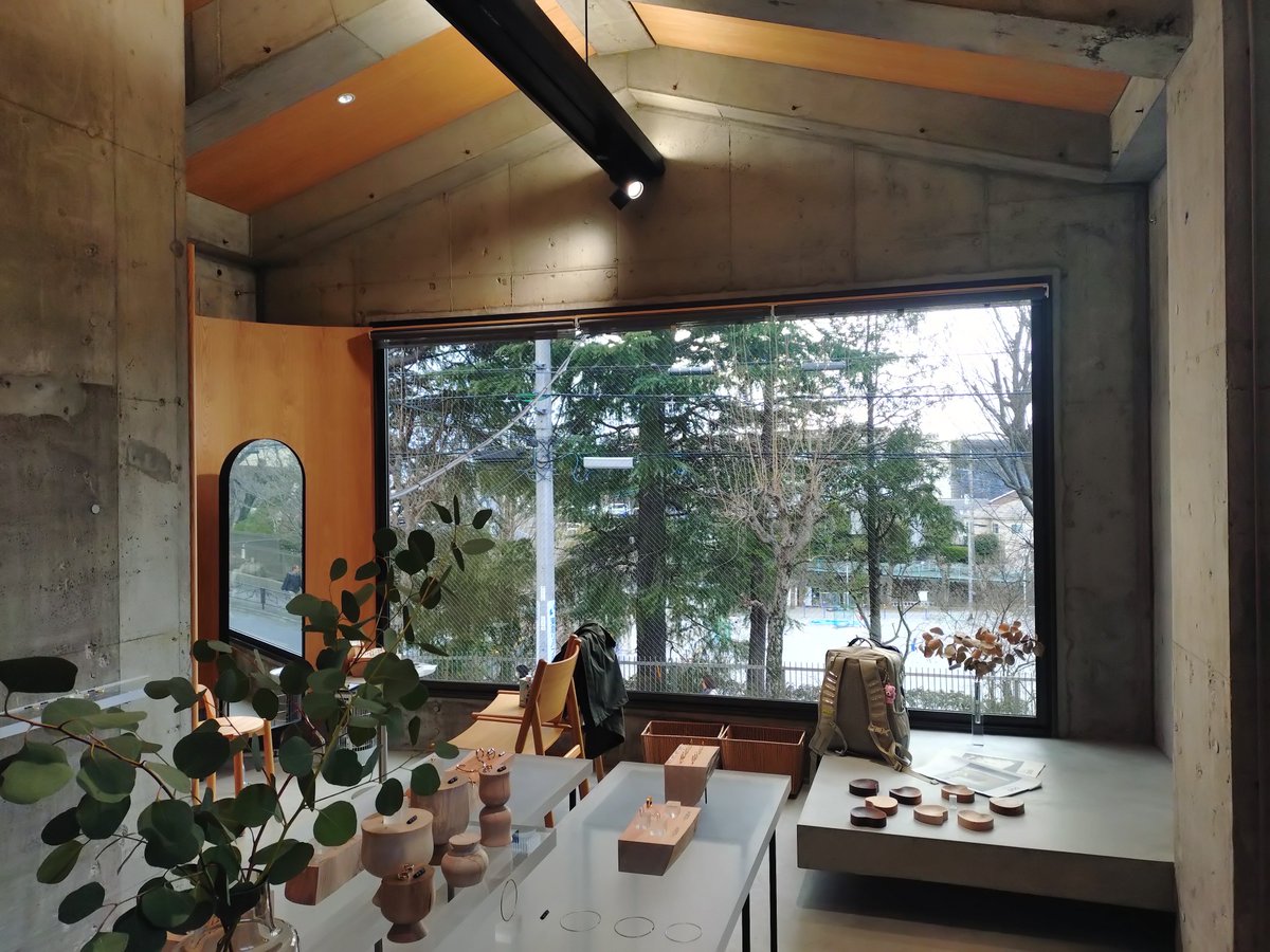 bichanco_'s tweet photo. 前職の同期のいるアトリエが内装設計したアクセサリー店へ。店主から図面打合せのときの不安が、竣工後見事な空間に昇華された話を伺う。搬入経路が限られ、外窓をfix大窓に改修し資材搬入口とした話や、建主の思いを���み取ったこまやかな設計、建主の造作家具にも胸を打たれる。クラフトマンは熱い。 https://t.co/utof8PWeG6