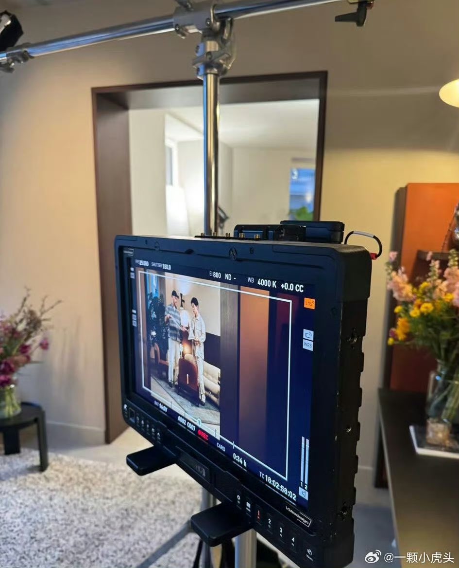 Tods China department head, Lanlan Song, posted a preview of the filming materials with global brand ambassador #XiaoZhan 
In the screen we can see Xiao Zhan and Tods creative director Matteo Tamburini