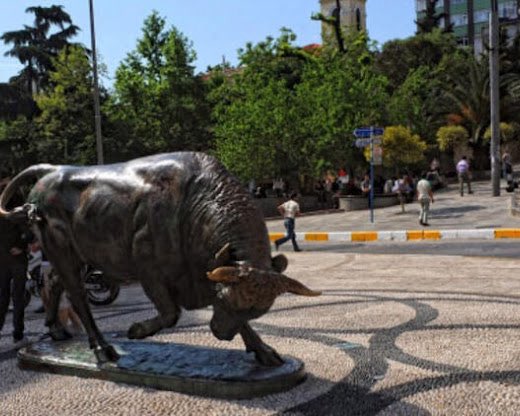 EmrMetn's tweet photo. @AdriRM33 Burası Kadıköy. Boğa burada… Türkiye’den selamlar.”

Esto es Kadıköy. Aquí está el Toro… saludos desde Turquía.” 🤝🐂🇹🇷🇪🇸 https://t.co/SlHF74JsGi