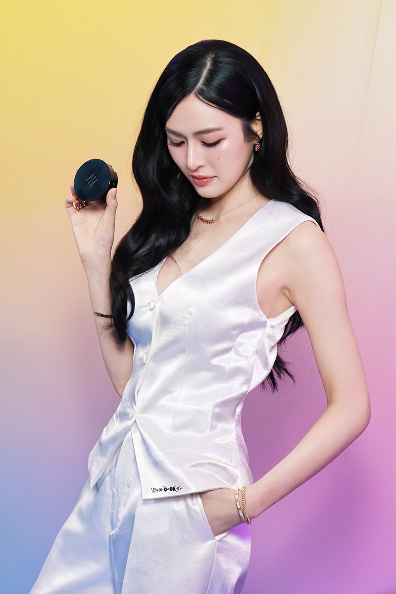 doglasses511's tweet photo. 260306 
LINGLING HERA CUSHION

💓Love at first sight💓
#HERALoverWithLinglingKwong
#CentralTheFashionDisruptorxLingOrm
#linglingkwong 
#หลิงหลิงคอง https://t.co/0989ZR1wwu