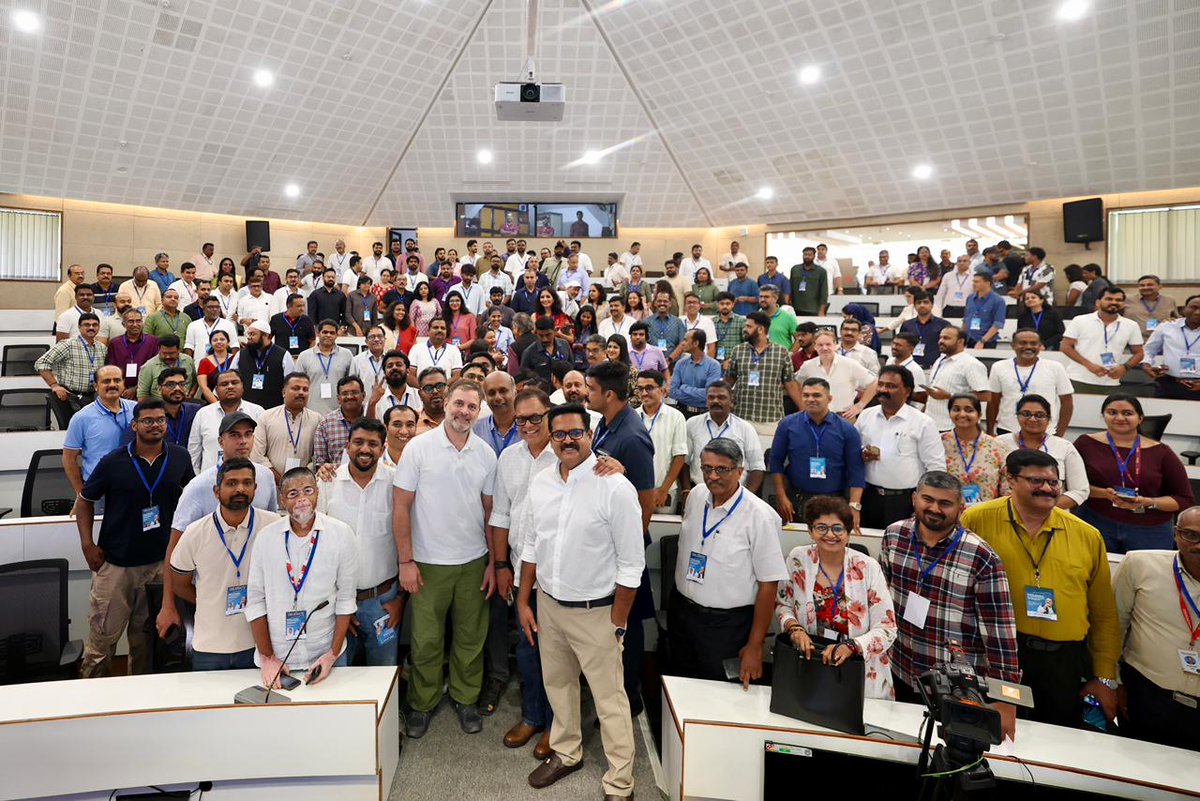 INCMumbai's tweet photo. At Technopark, Thiruananthapuram, LoP Shri @RahulGandhi engaged with the IT fraternity, discussing innovation, data and opportunities.

📍 Keralam

#Kerala #India #Mumbai https://t.co/JmhRwgV06T