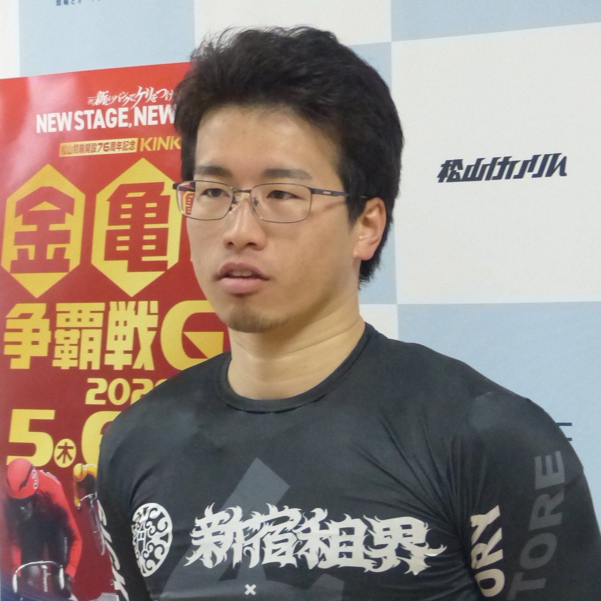 hochi_keirin's tweet photo. 【#松山競輪】開設記念３日目・７日 準決勝10Ｒは #和泉尚吾 の仕事ぶりに選手仲間が沸く。カマした犬伏湧也の３番手で、真後ろから迫る寺崎浩平を巧みにけん制し、３着を死守
「成田和也さんのブロックも警戒しながらで。同期の寺崎さんを少しでも邪魔しようと振り回した。地元のツキで残った」 https://t.co/p52edoWgoX