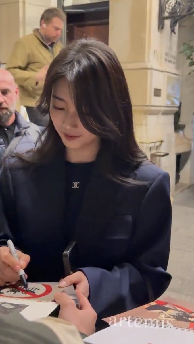 seori_ri_ri's tweet photo. 파리 수지 너무 어른여자시다 https://t.co/uqRpuy5stP