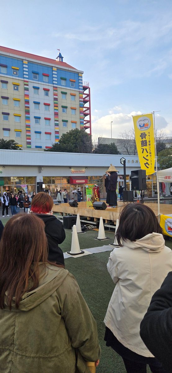 本日、メーカーズピアてサックス侍さんの演奏を観ました。

演奏を観たのは今年1月の金山ライブに次いで2回目でした。

強風のなかでの演奏は大変だったと思いますが、とても素敵な音色の演奏で癒されました。

いつか鶴舞公園にも観に行きたいです。