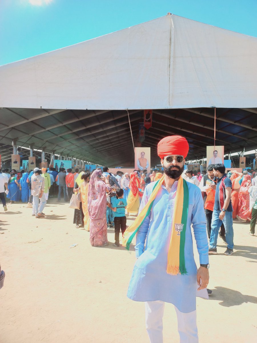 कोटा एयरपोर्ट के शिलान्यास में उमड़ा जनसैलाब केवल भीड़ नहीं था,वह हाड़ौती की जनता के हृदय में बसे विश्वास,स्नेह और अटूट अपनत्व की अभिव्यक्ति था।
इस जनसमर्थन ने एक बार फिर साबित कर दिया कि जब विकास की बात होती है,
तो जनता पूरे विश्वास के साथ खड़ी नजर आती है।
#KotaBundiKiNayiUdan