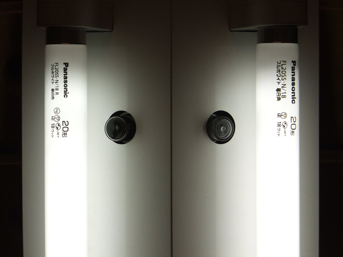 bikkuri7's tweet photo. ・National FG-1E (銀色口金) ×2個
・Panasonic パルック FL10ECW (HLL製)
・Panasonic フルホワイト FL20SS･N/18 (光束値変更前)
を入手🫠
光束値の変更後(型番末尾R付)と変更前のフルホワイトを比較してみるとやはり変更前の方が明るく，発色も緑っぽさが控えめで良い🫠 https://t.co/NmZ7dd6YVR