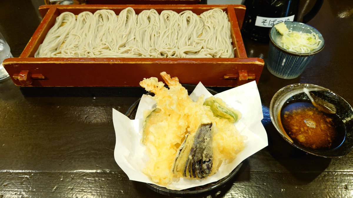 NECO0222P's tweet photo. 蕎麦🍜Foo!!😽

さて、昨日の理不尽な異動内示とは↓
・広い雪国は、まずエリアが三分割される(例：ABC)
・加えて通勤距離の希望がある、(例：近、中、長距離)

んで、ワイ🐱の希望が「A+中距離」
異動先は「B+近距離」(近いけど峠越えあり←)

何一つ希望とあってなくて草。だから皆辞めんだよ🙄 https://t.co/1436aTb7mV