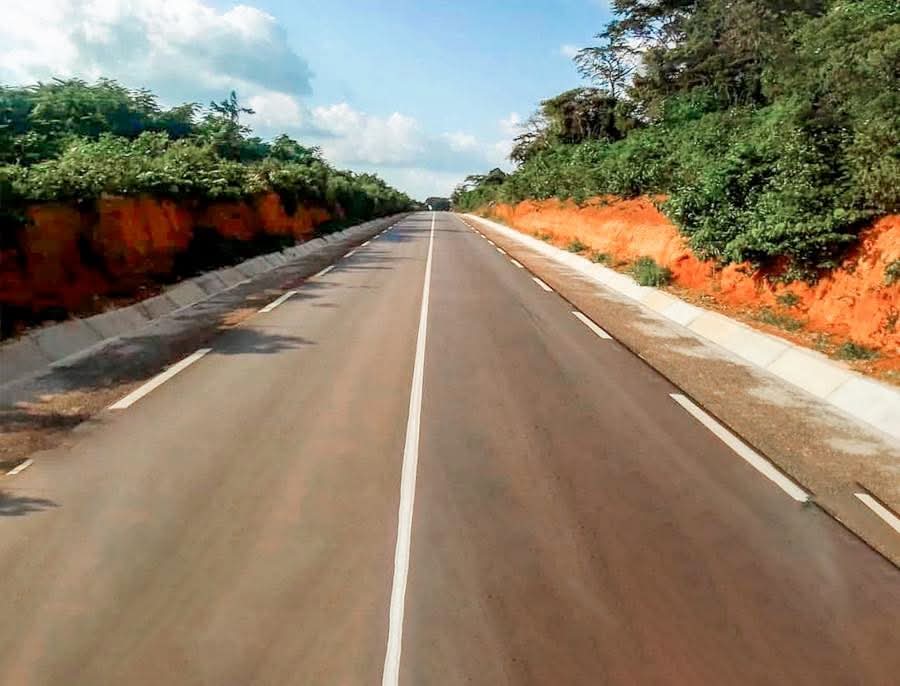 KassimDoumbia13's tweet image. 🇨🇮📸 Bitumage de la route #Prikro_Koffi_Amonkro

Le développement se poursuit partout en Côte d’Ivoire ! 🇨🇮🛣️ #Développement #Route #Infrastructure
