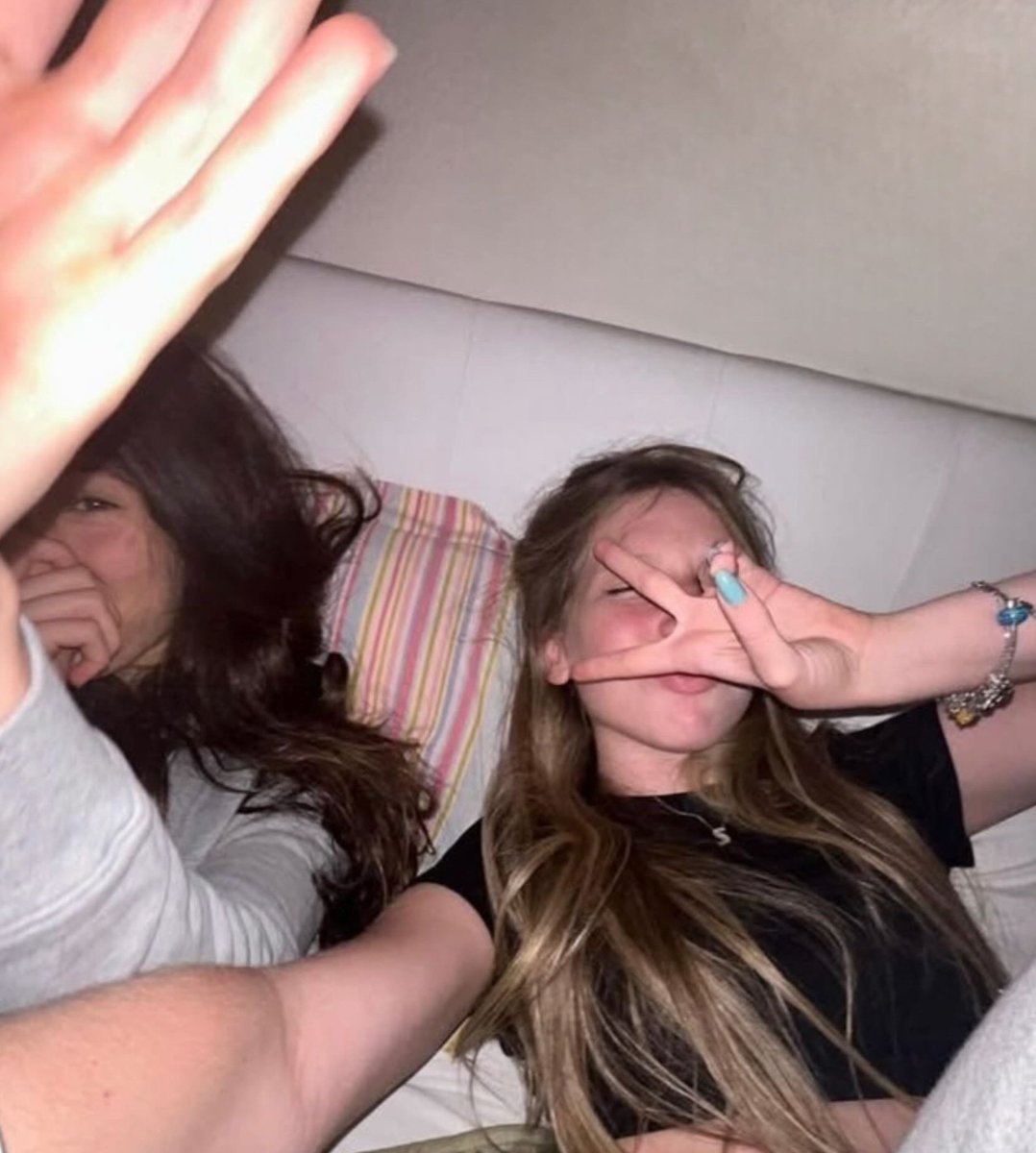 Les 2 copines 👩🏼👩🏻 tweet media