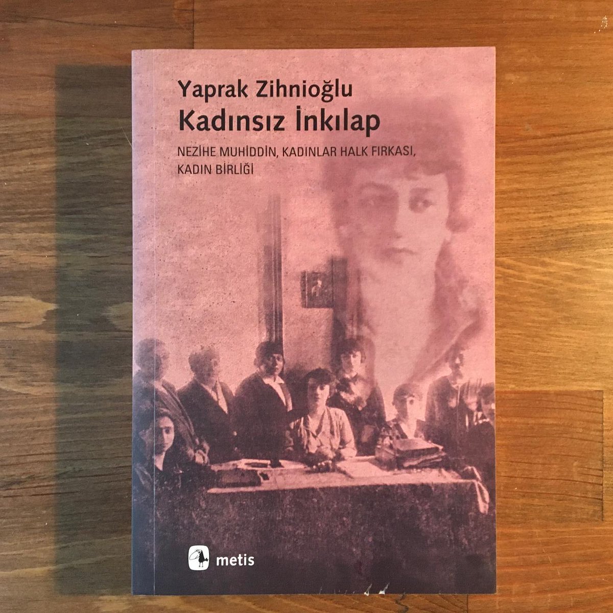 8 Mart Dünya kadınlar günü dolayısıyla ortalığı yine velveleye veren CHP, feminist,sosyalist/komünist, kemalist,lgbt, çağdaş güruh'a okumaları için tavsiye edeceğim kitaplardan biri...

Nezihe Muhittin'inin başına gelenleri bilmeyen atasını ne bilsin?