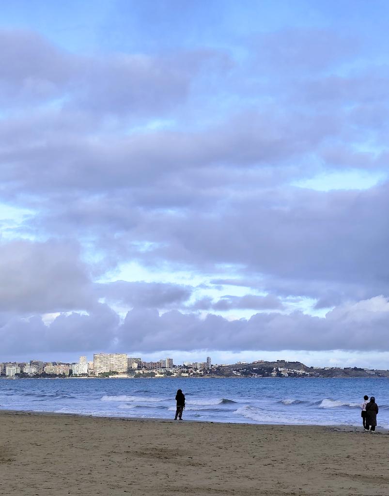 Llevamealicante's tweet photo. La lluvia cesó. Aire limpio y salado. Cielo azul con nubes sobre el Postiguet. Gente en el paseo. Llenar los pulmones. El día renació para el atardecer.💙🩵✨
#llevameaalicante #alicante #postiguet @Alicante_City @c_valenciana @costablancaorg @spain #mediterraneo #spain https://t.co/BzE30vKouk