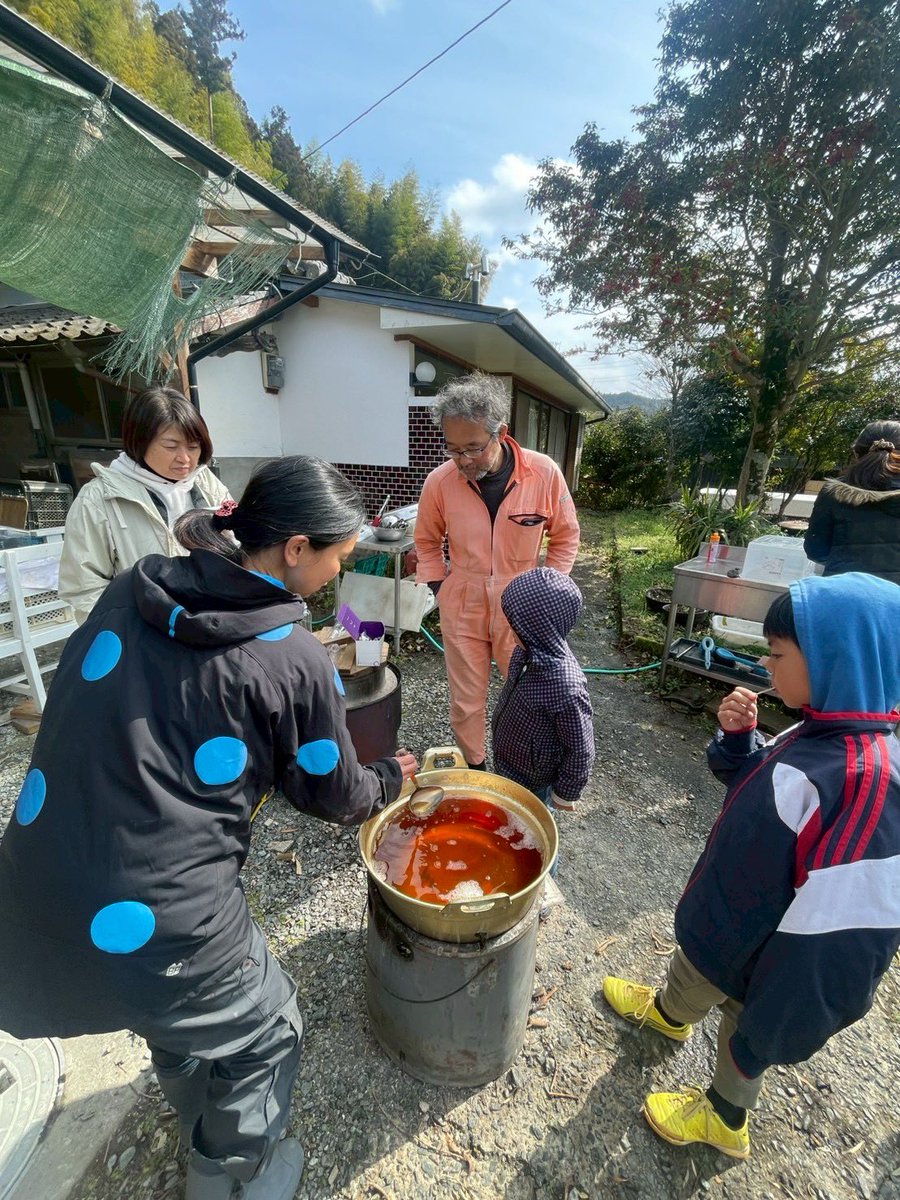 37Minka's tweet photo. 今日はみんなで48kgの昆布を茹でました。
みんなで分けて、ご近所さんにもお裾分け☺️
毎年になってきました。

#アジア環境整備機構
#ブルーカーボンプロジェクト https://t.co/VMRYvl9lrT